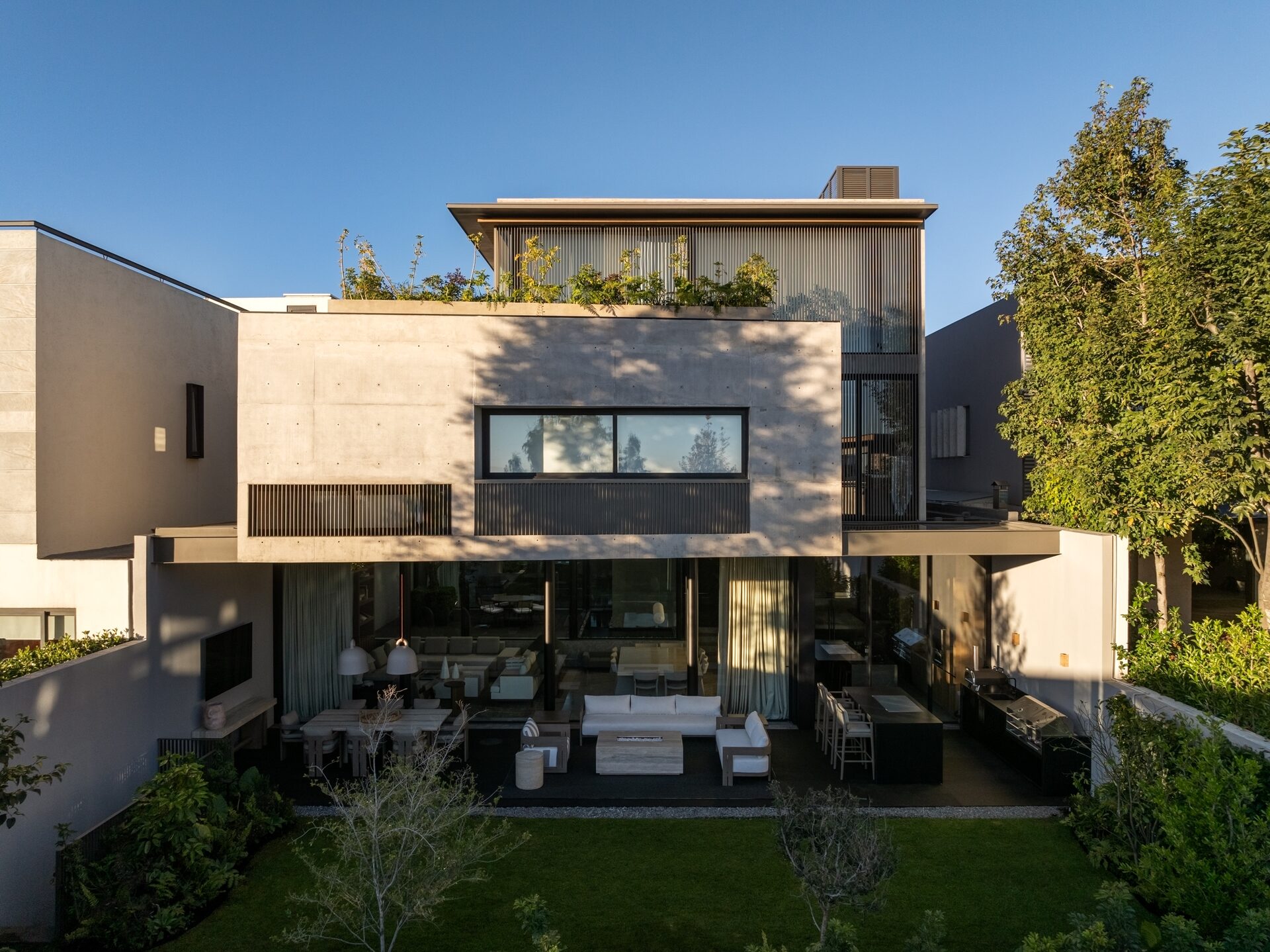 Casa Ailes, fachada posterior con jardín en Ciudad de México