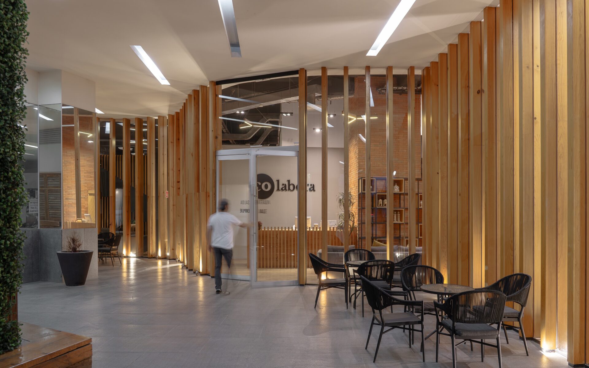 Colabora Cowork, interior con celosías de madera en Cancún